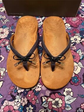 Vionic Navy Bow Thong Sandals with Tan Footbed